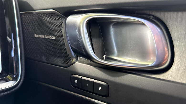 Volvo XC40 2.0 B4P Ultra Dark 5dr Auto Petrol Estate